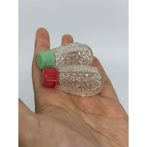 VTG Diamond-Cut Mini Glass Salt & Pepper Shakers With Red Green Lids 1950's - Picture 5 of 7